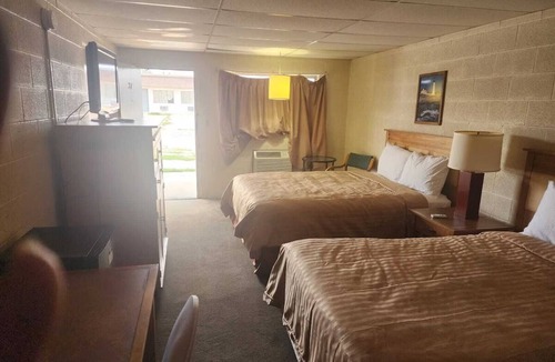 Quinter Hotel | 3 Rooms - Enjoy Budget-Friendly Comfort w/Flat TV + Microwave + Nearby Dining
