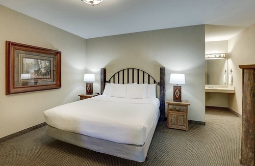 Johnston Hotel | 3 Suites | Johnston Retreat w/Pool and Gym Access | 7 mi to Clive Aquatic Cente