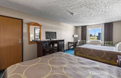 El Paso Hotel | 3 Units | El Paso Adventure Hub Near Peoria & Bloomington | Free Parking