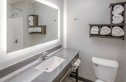 St. Joseph Hotel | 3 Well-Lit Rooms w/Privacy & Full Kitchen Near I-29 in Quiet St. Joseph