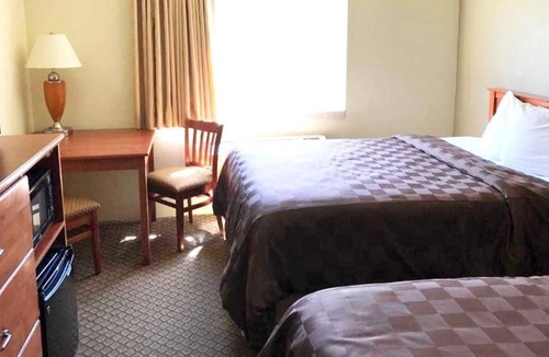 Kellogg House | 3 x Non-Smoking Queens at FairBridge Inn & Suites Kellogg