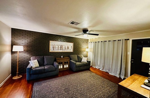 Leesville House | 3B/2B Southern Country in the City