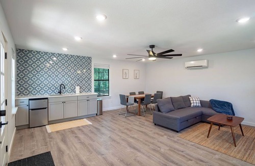 Lee County House | 3Bd/2Ba Home with Guesthouse on 5 Acres w/Starlink Internet-15 Min to Snow's BBQ