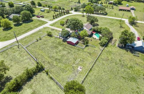 McKinney House | 3BD Farmhouse Country Living - Pool Patio Firepit