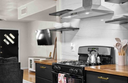 Bay Area House | 3BDR+Central+Yard+BBQ+LamarPark+Extd Stays