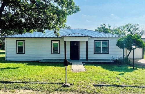 Hico House | 3BR, 1.5BA with covered parking minutes to downtown, 20 minutes to Stephenville.