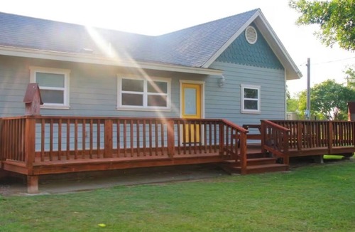 Sabinal House | 3BR- 2.5 BA Guest House in Sabinal - Sleeps 6 - Pond View