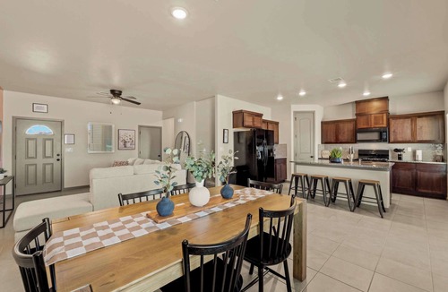 Socorro House | 3BR 2.5BA Modern Farmhouse King Bed Smart TVs