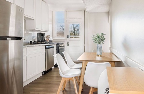 University City Apartment | ★ 3BR Apt ★ Mid Term Stay ★ The Loop - WashU - BJC ★