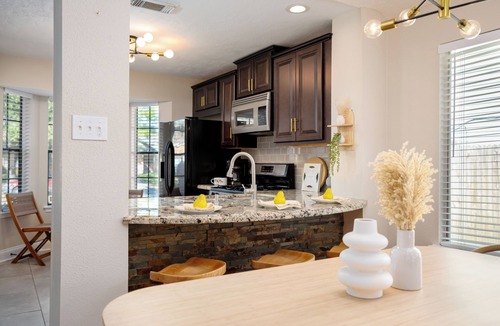 Barker House | 3BR Firepit Katy Home-Fast Wi-Fi,PrimeLocation-3LT