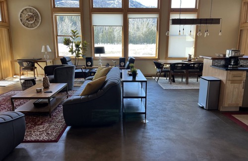 Winthrop House | 3BR Mountain Home on Methow Bike Trail – Pool, Hot Tub, River Walk in Winthrop
