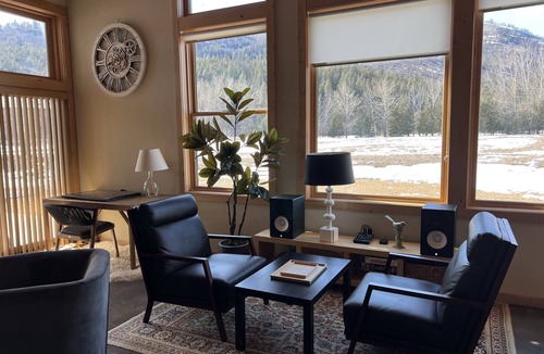 Winthrop House | 3BR Mountain Home on Methow Bike Trail – Pool, Hot Tub, River Walk in Winthrop