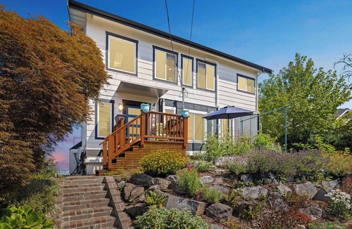 Columbia City House | 4-Bd w/AC, Walk to Light Rail, Yard, VIEW Dog OK!