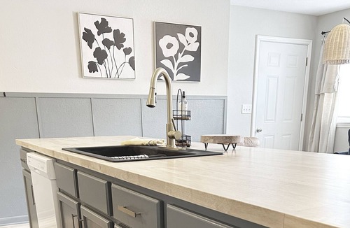 Maryville Villa | 4 bdrm/ 2 bath Walking distance to restaurants on the square! Pet Friendly