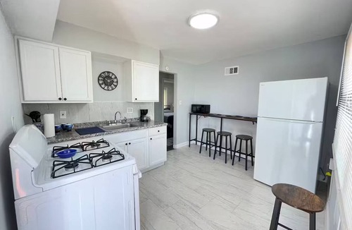 Jennings House | 4 Bed 2 Bath Sapphire Oasis w/Gym. Coffee Station and & Standing Desk!