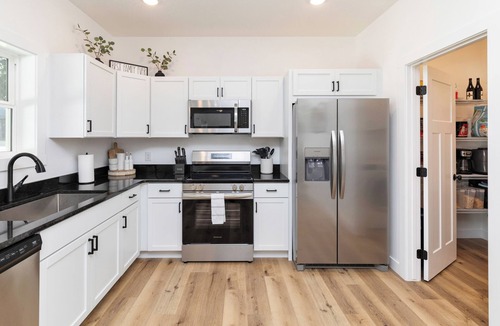 Des Moines House | 4 bed 3 bath, 2 King Suites, Rec/Game Room, Heart of DSM, Brand New