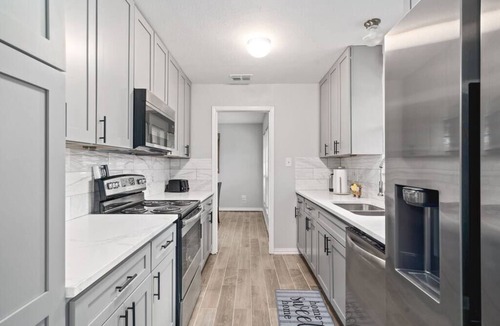 Southridge House | 4 Bedroom 3 full bath 1 story w/Big yard