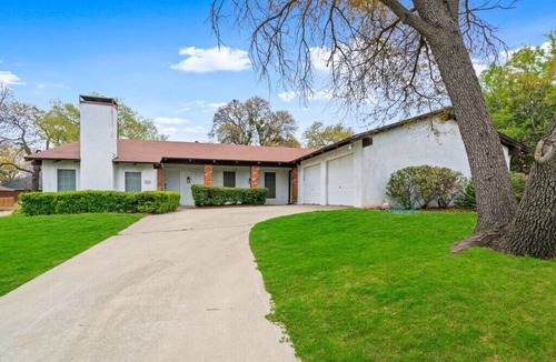 Southridge House | 4 Bedroom 3 full bath 1 story w/Big yard