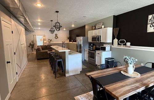Maryville Villa | 4 bedroom/4.5 bathroom/8 beds/pets/pool table