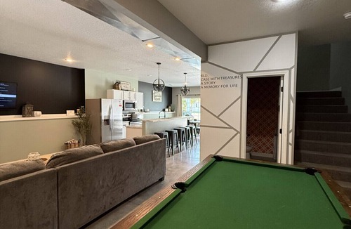 Maryville Villa | 4 bedroom/4.5 bathroom/8 beds/pets/pool table