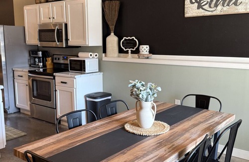 Maryville Villa | 4 bedroom/4.5 bathroom/8 beds/pets/pool table