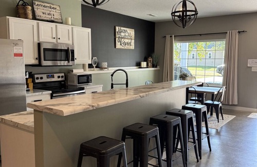 Maryville Villa | 4 bedroom/4.5 bathroom/8 beds/pets/pool table