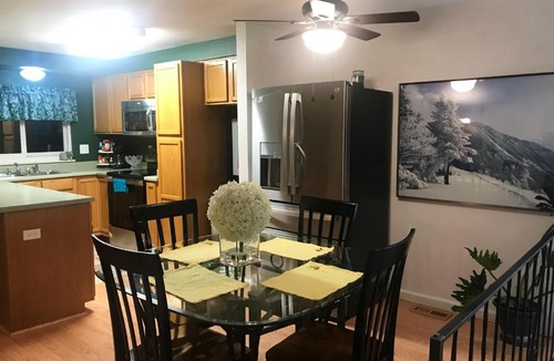 Aurora House | 4 Bedroom Vacation House With Pikes Peak view Pet-friendly