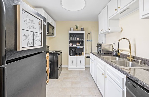 Memphis House | 4 br, 2 bths, sleeps up to 12 has 4 bds, 2 air mattresses, twin mattress,couch.