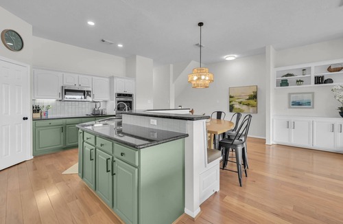 April Sound House | 4 BR Waterfront Retreat w/Hot Tub, Swim-Off Dock, Lake Views
