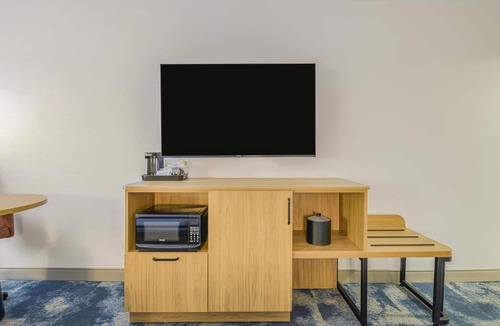 Huntsville Hotel | 4 Comfortable Group Rooms Near Top Spots & Dining | Free Parking & Breakfast