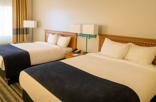 Window Rock Hotel | 4 Comfortable Units with Free Breakfast & Free Parking! W/Indoor Pool & Hot Tub