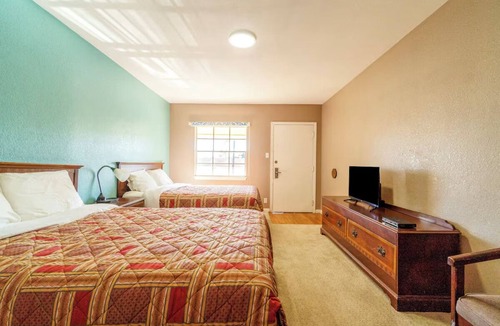 Sweet Home Hotel | 4 Convenient Rooms Perfect for Weekend Getaway near Yoakum Heritage Museum