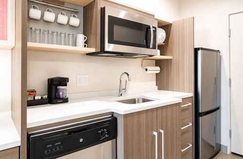 Roswell Hotel | 4 Convenient Units Near Spring River Zoo. Indoor Pool, FREE Breakfast!