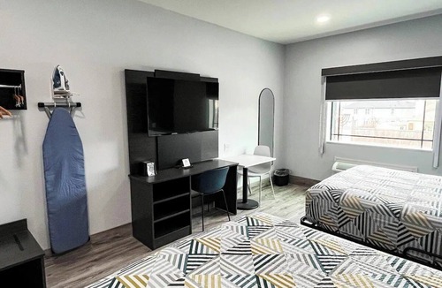 Southeast Houston Hotel | 4 Conveniently Located Pet-Friendly Rooms | Steps to Local Dining & Restaurants