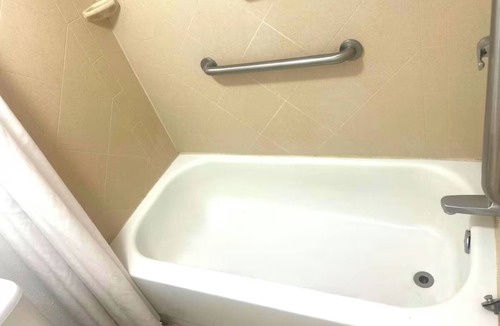 Whitesboro Hotel | 4 Essential Rooms with 2 Queen Beds Near Local Parks - Relax and Unwind
