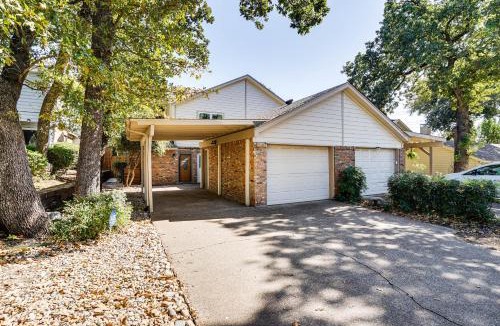 West Arlington House | 4 Mi to AT&T Stadium: Fort Worth Townhome!