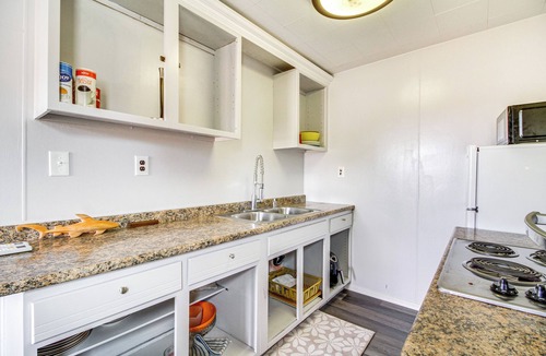 Bosque Farms Cottage | 4 Mi to Rio Grande: Bosque Farms Home w/Patio!