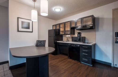 Fossil Creek Hotel | 4 Modern Units | Free Parking | Pet Friendly | Near Museum