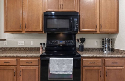Temple House | 4 Queen Beds + Garage Parking in West Temple