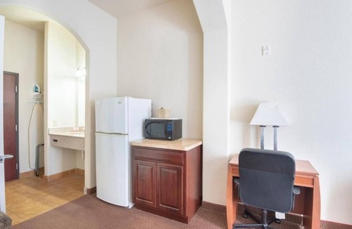 Clute Hotel | 4 Relaxing Rooms Near Tourist Spots | Seasonal Outdoor Pool