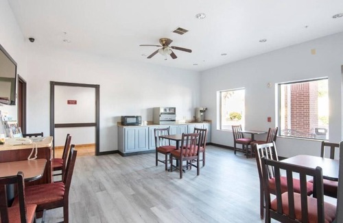 Clute Hotel | 4 Relaxing Rooms Near Tourist Spots | Seasonal Outdoor Pool