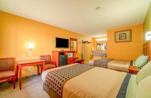 Denver City Hotel | 4-Room Budget Retreat w/2 Full Beds & TV for Entertainment