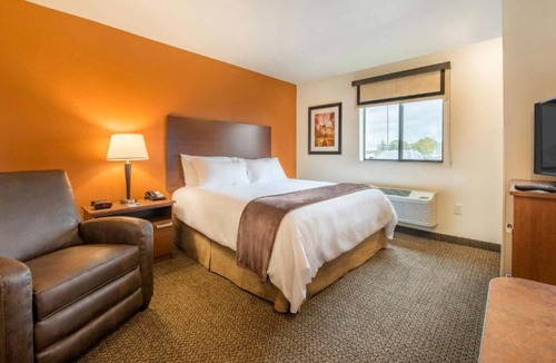 Jamestown Hotel | 4 Spacious Stays – Full Kitchens & Queen Beds Near Frontier Village & Museum