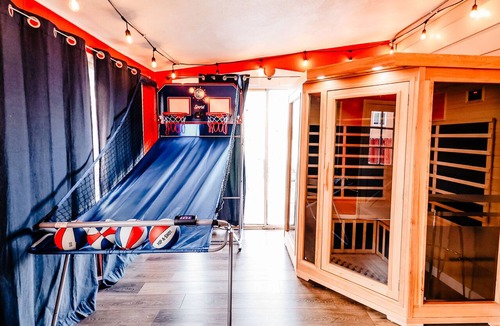 Welby House | 420 HotTub PS5 Arcade Theater PoolTable Sauna Pole