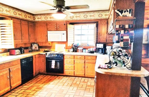 Cleburne Cabin | 4B/4B Log Cabin Guesthouse includes an Old Western Town, Saloon & Firepit!