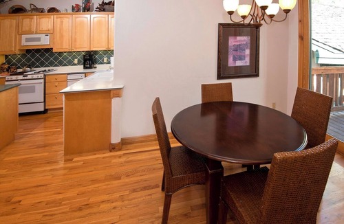 Edwards House | 4BR/4BA Private Rustic Home in Arrowhead - Quick Shuttle to the Lift!