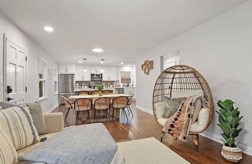 West Chicago House | 4BR Boho Oasis - Kid-Friendly, Library, Central
