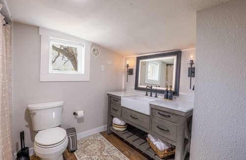 Santa Anna House | 4BR Country Charmer w/Hot Tub Hunt, Fish, Shop, Dine & Wine Nearby!