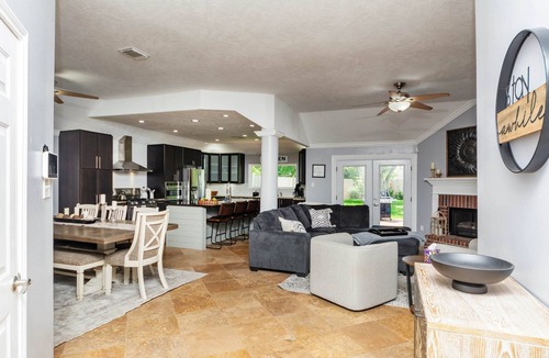 League City House | 4BR Spacious Home w Firepit, Grill & Parking
