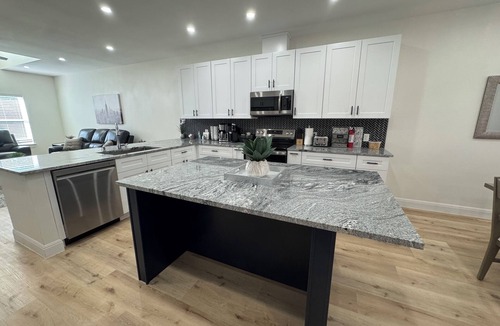 Cross Mountain House | #4Townhome Luxury ,3bedrooms,close La Cantera,Rim,SixFlags,Seaworld,Riverwalk.